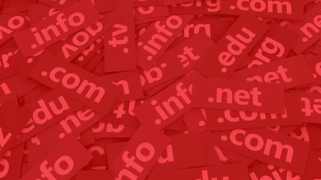 letreros con diferentes dominios de internet, marketing digital