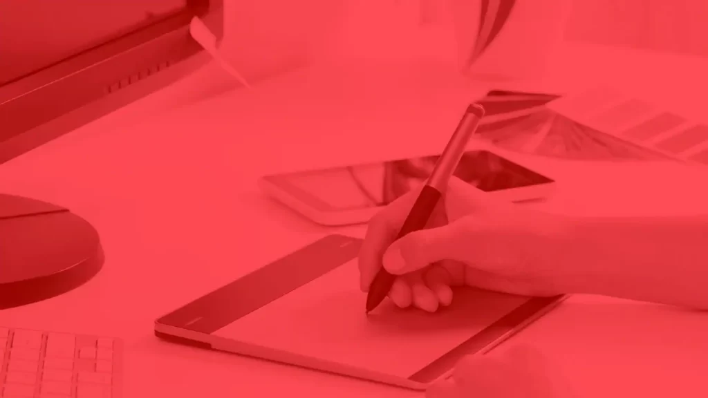 mano de diseñador con lápiz digital dibujando en tableta electrónica en Quimera Estudio