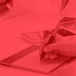 mano de diseñador con lápiz digital dibujando en tableta electrónica en Quimera Estudio