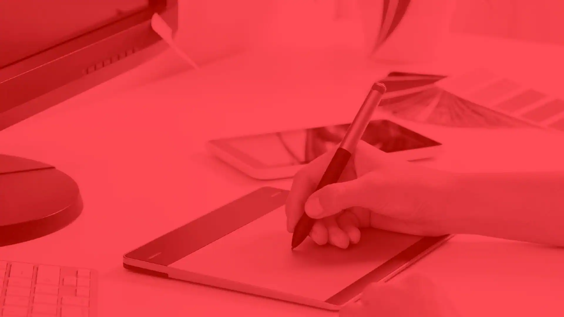mano de diseñador con lápiz digital dibujando en tableta electrónica en Quimera Estudio