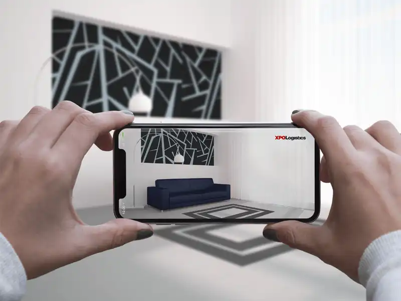 manos sosteniendo un celular para probar la realidad aumentada de las tiendas del futuro