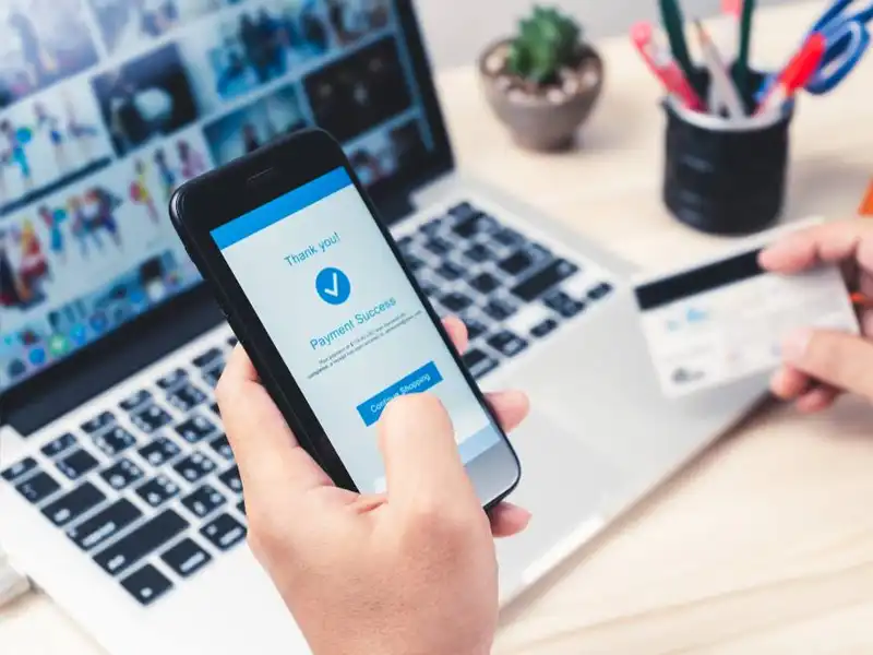 mano con celular verificando una compra segura en un comercio electrónico