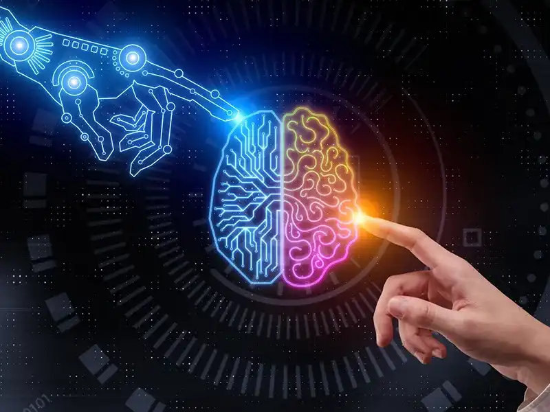 dos manos, una de inteligencia artificial y otra de un ser humano, tocando un cerebro digital