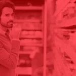 Persona escogiendo un producto en el supermercado a traves del conocimiento de la marca
