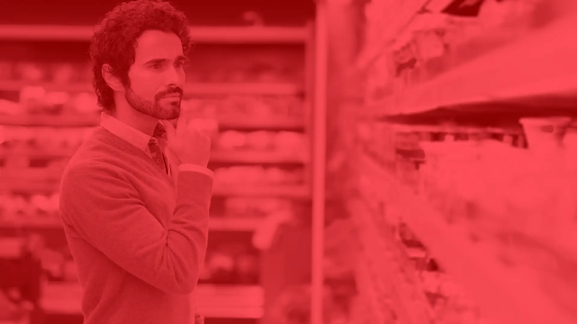 Persona escogiendo un producto en el supermercado a traves del conocimiento de la marca